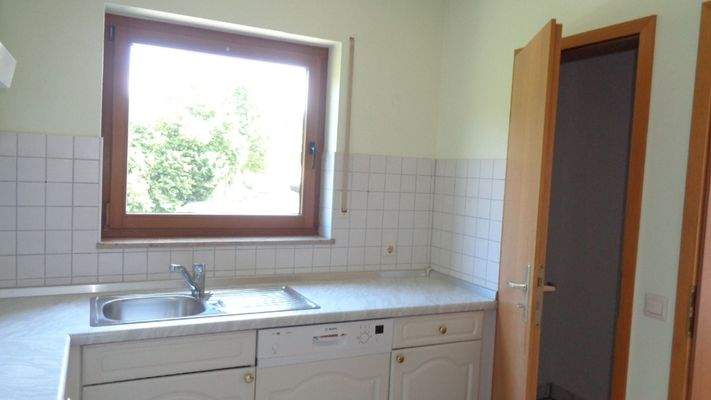 Küche Blick in Abstellraum.JPG