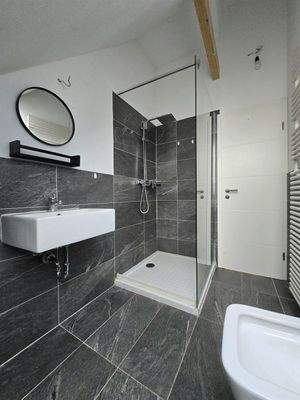 modernes Duschbad mit Fenster