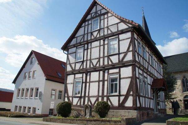 Links Gemeindehaus _ rechts Pfarrhaus 