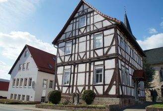 Links Gemeindehaus _ rechts Pfarrhaus 