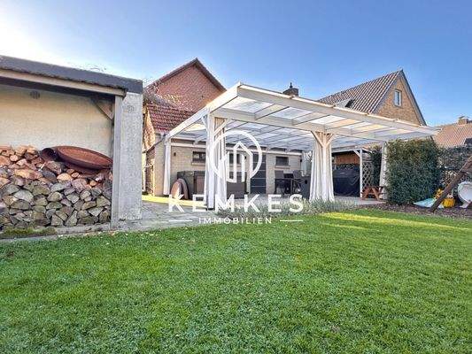 Garten - Ansicht der Terrasse und dem Kaminholzunterstand