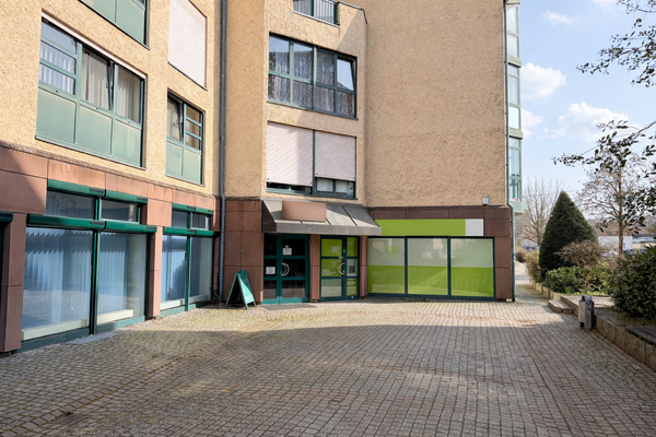 Blick auf die Gewerbeeinheit mit großer Fensterfront im Erdgeschoss