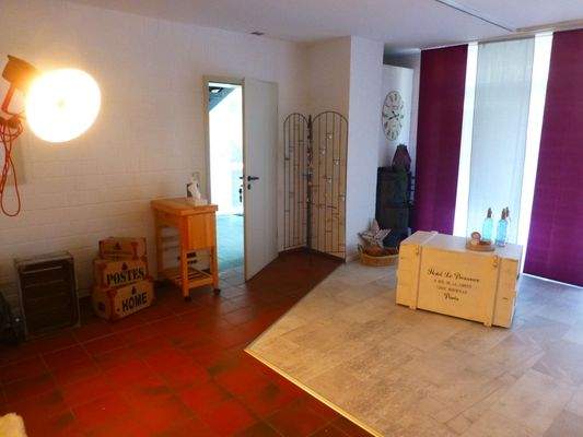 Großer Raum zum Eingangsbereich...