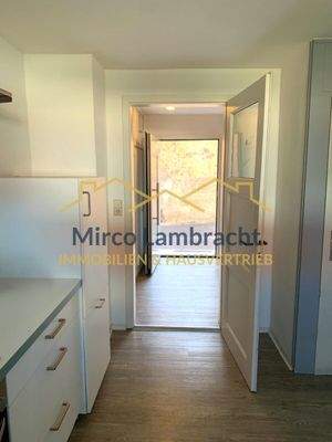 Blick von Küche zum Eingangsbereich