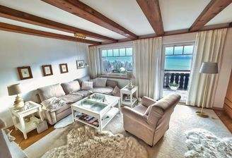 Wohnzimmer mit Balkon und Seeblick