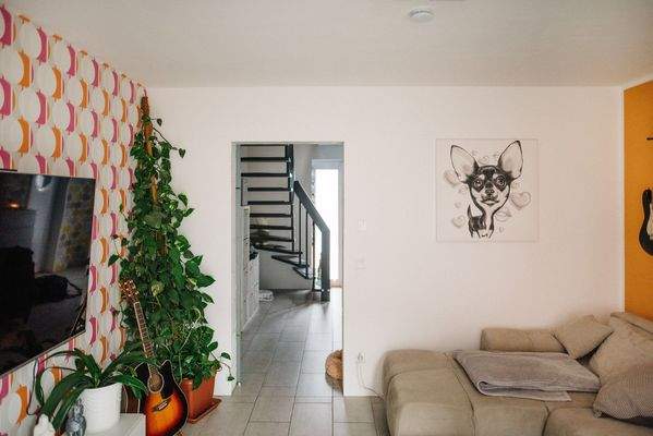 Wohnzimmer mit Blick zum Flur - Ausstattungsbsp.