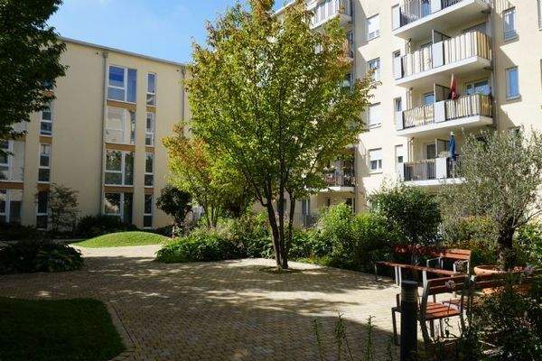 der ruhige, große Innenhof mit Sitzgelegenheiten