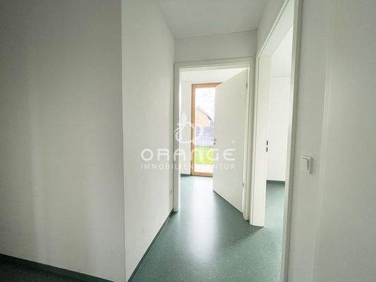Hinter der linken Türe eine 2 Küche? Rechts ein Kinderzimmer?