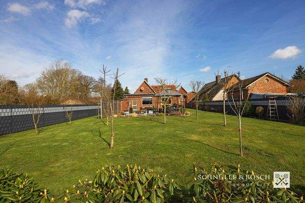 Toll angelegter Garten mit vielen Obstbäumen