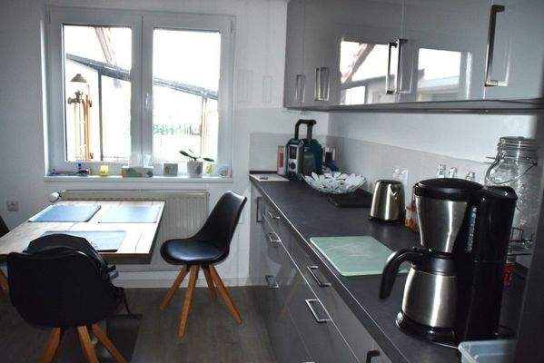 Küche mit Blick in den Garten