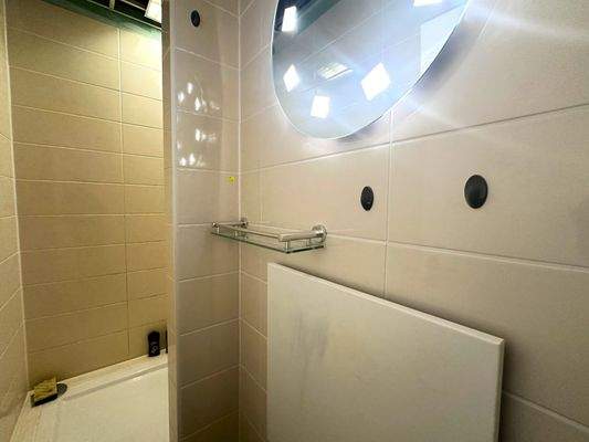 Bad mit Dusche (1. OG rechts)