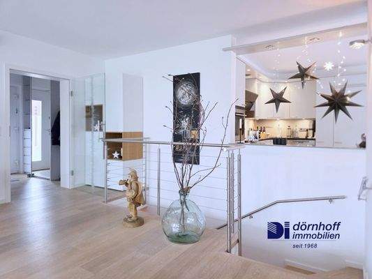 Wohnzimmer mit offener Küche