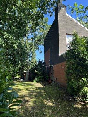 Garten seitlich des Hauses