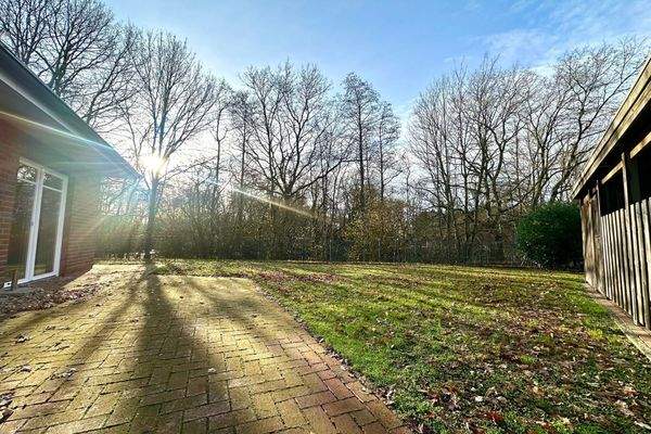 gr. Terrasse und Carport