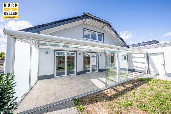 Gartenansicht mit Wintergarten