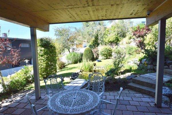 Terrasse mit Blick in den Garten