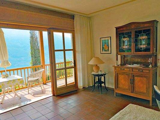 Wohnzimmer mit Balkon