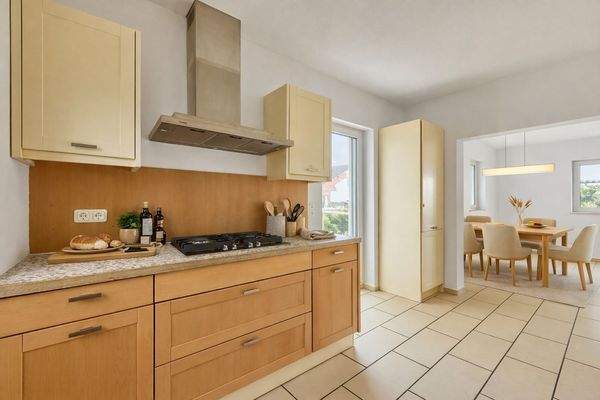 Halboffene Küche mit Zugang zu einer zweiten Terrasse (teilweise visualisiert)