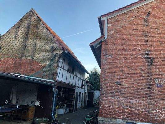 Aussenansicht mit Nebengebäude