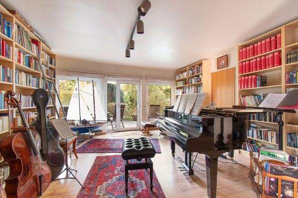 Heller Raum mit großen Fensterflächen und Terrassenzugang