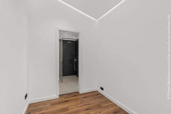 ... und Ankleidezimmer (7,70m²) mit Zugang zum ...