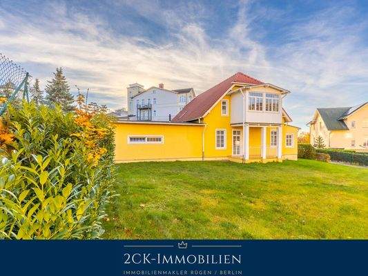 mit großem Grundstück