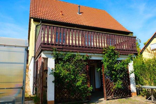 6 Haus Gartenseite mit Balkon.JPG