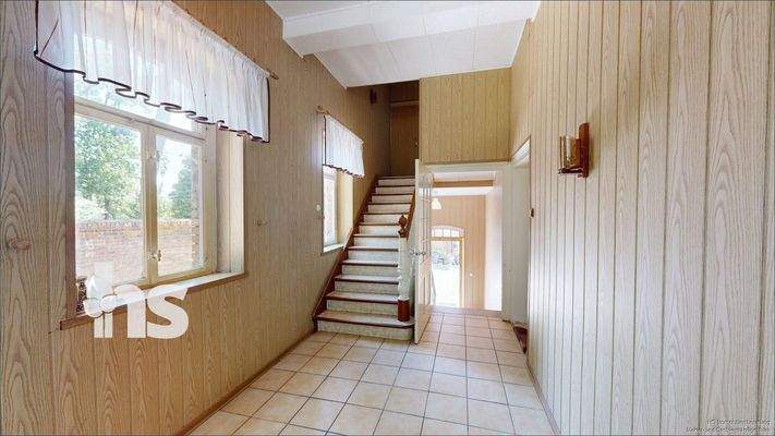 Eingang mit Treppenaufgang