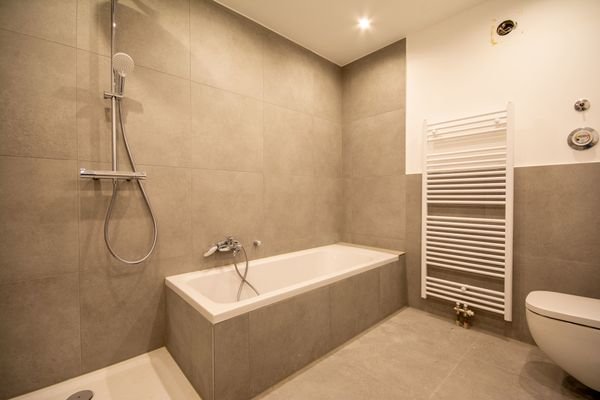 mit Dusche und Badewanne