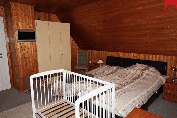 geräumiges Schlafzimmer 