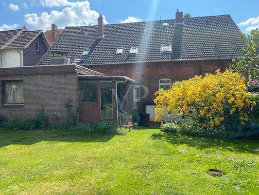 Ansicht vom Garten mit Anbau