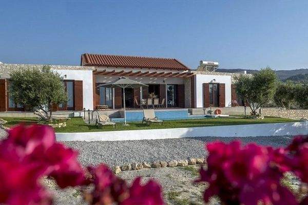 Kreta, Kirianna: Geräumige Villa mit Pool und Dachterrasse zu verkaufen