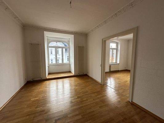 Mittleres Zimmer mit Blick ins Wohnzimmer