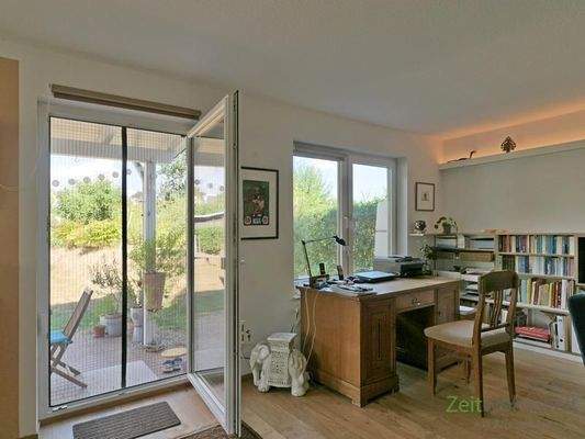 Schreibtisch am Fenster