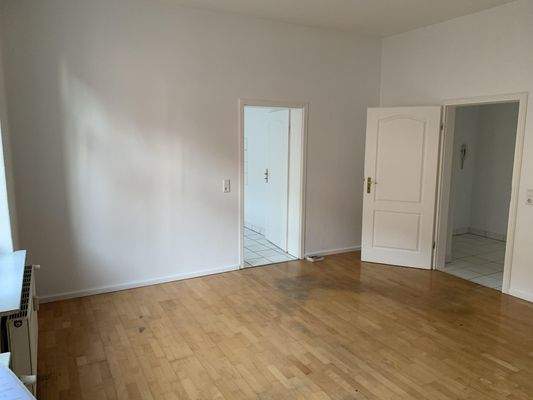 Wohnzimmer mit Zugang zur Küche