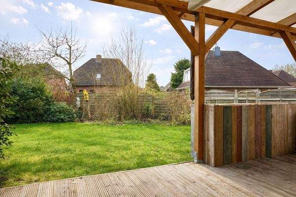 Überdachte Terrasse mit Garten