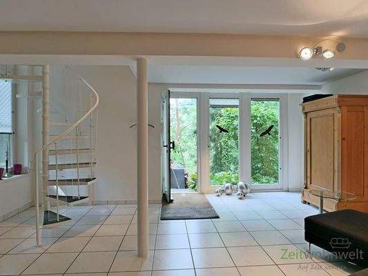 Eingang und Innentreppe (links)