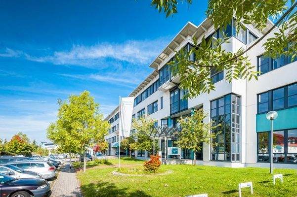 Aussenansicht mit Grünflächen