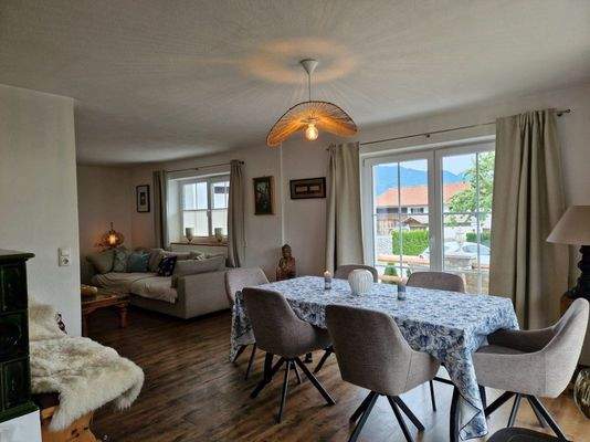 Gemütlicher  Wohn-Essbereich mit Kamin und Zugang zur Terrasse