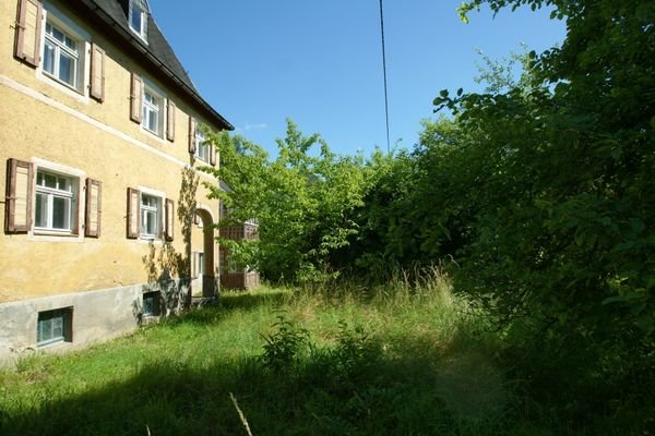 Hausansicht mit Blick in den Garten