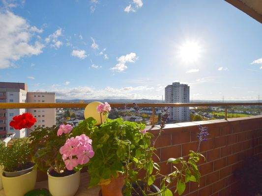 Sonniger Balkon mit Weitblick