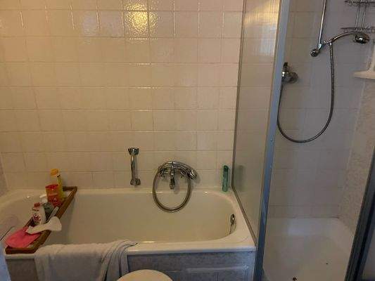EG Bad mit Wanne und Dusche.jpg