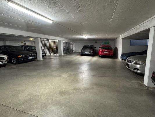 geräumige Tiefgarage
