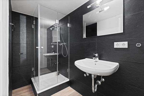 BAD MIT DUSCHE IM UG