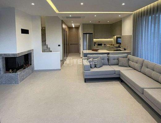 Villa with a Pool Near the Ilıca Beach in İzmir Çeşme