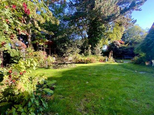 und altem Baumbestand