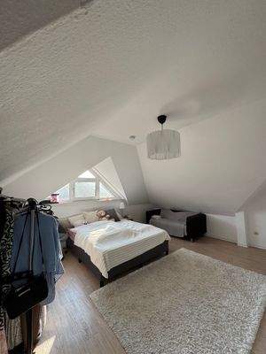 Helles Dachgeschosszimmer