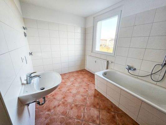 Großes Bad mit Badewanne