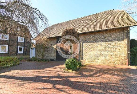 Der Blick auf die große und massive Scheune