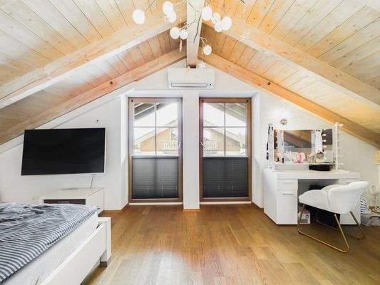 Master-Schlafzimmer im Dachgeschoss